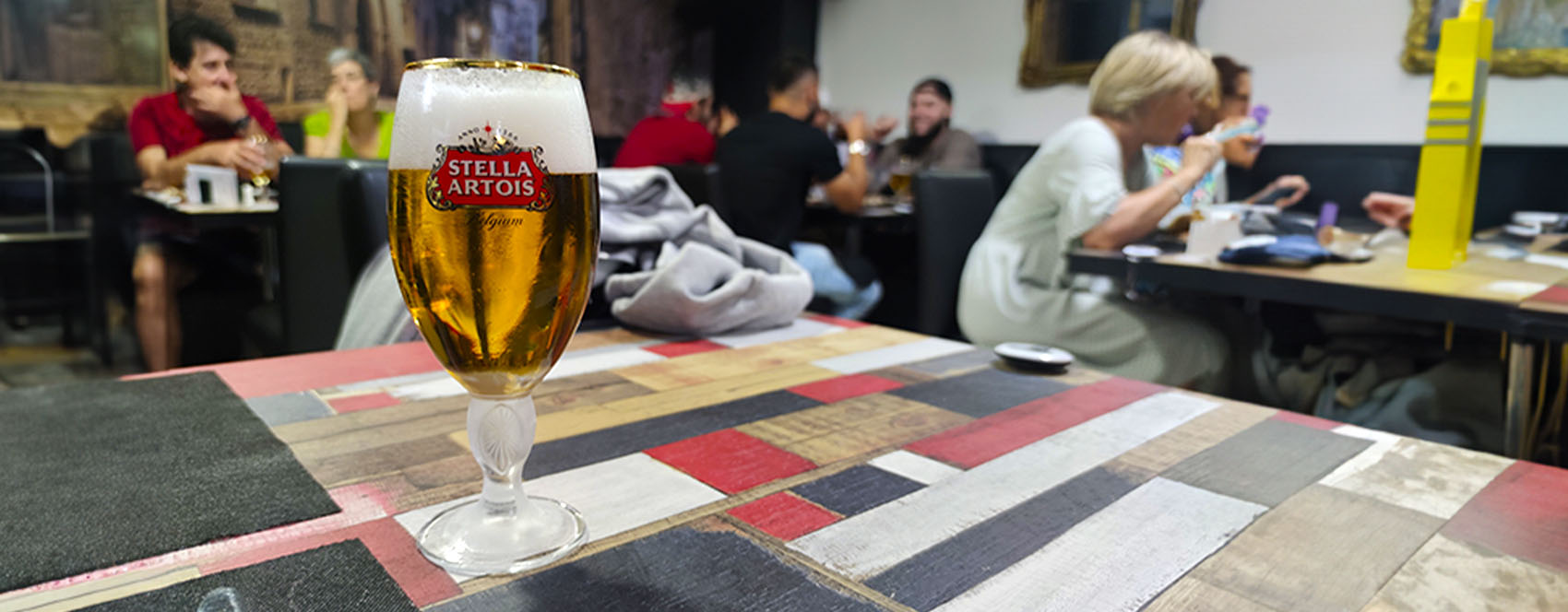 é bar con cerveza Stella Artois en Valladolid, en la zona de la calle Estadio, cerca de El Corte Inglés de Paseo de Zorrilla