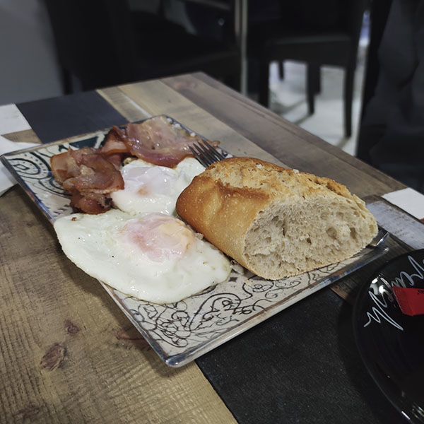 Desayuno en Valladolid con huevos con bacon