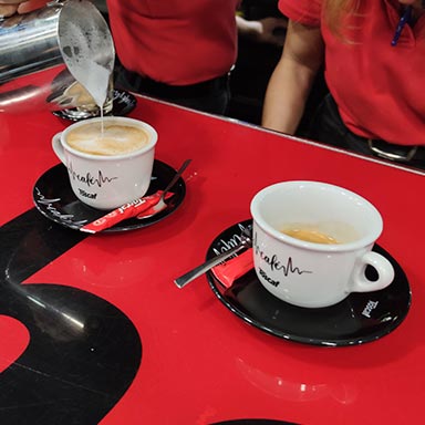 Equipo de camareros de Acualquierhora poniendo café, como ejemplo de servicios con amabilidad y atención