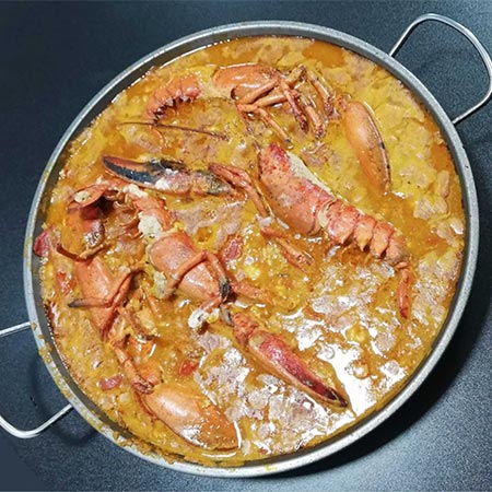 Paella de marisco en paellera de arroces en Valladolid